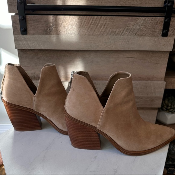 VINCE CAMUTO | Gigietta Bootie - Picture 3 of 9